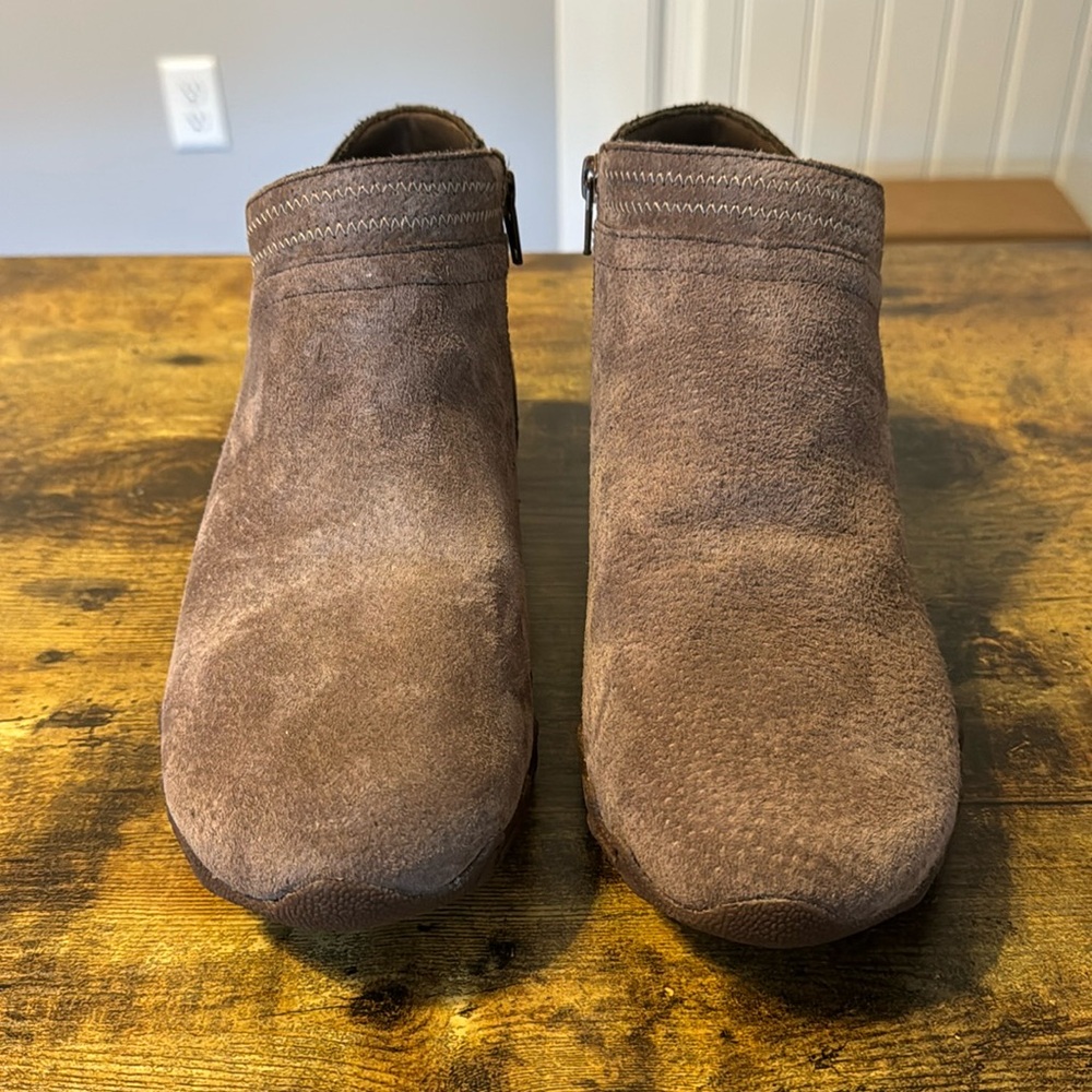 NEW Skechers Brown Faux Suede Ankle Boots Size 8.5 WIDE